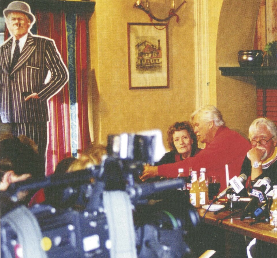 TRIO: Dei siste Olsenbandenfilmane vart presentert på Egon, og premierefestane vart haldne på ein Egon-restaurant. Vi ser Valborg (Aud Schønemann), Benny (Sverre Holm) og Dynamitt-Harry (Harald Heide Steen jr.) (Foto: Privat). TRIO: Dei siste Olsenbandenfilmane vart presentert på Egon, og premierefestane vart haldne på ein Egon-restaurant. Vi ser Valborg (Aud Schønemann), Benny (Sverre Holm) og Dynamitt-Harry (Harald Heide Steen jr.) (Foto: Privat).