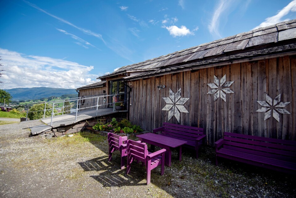 GAMLEFJØSET: Det gamle fjøset på gården er restaurant. Døren til venstre er original fra tiden da kuene bodde der.