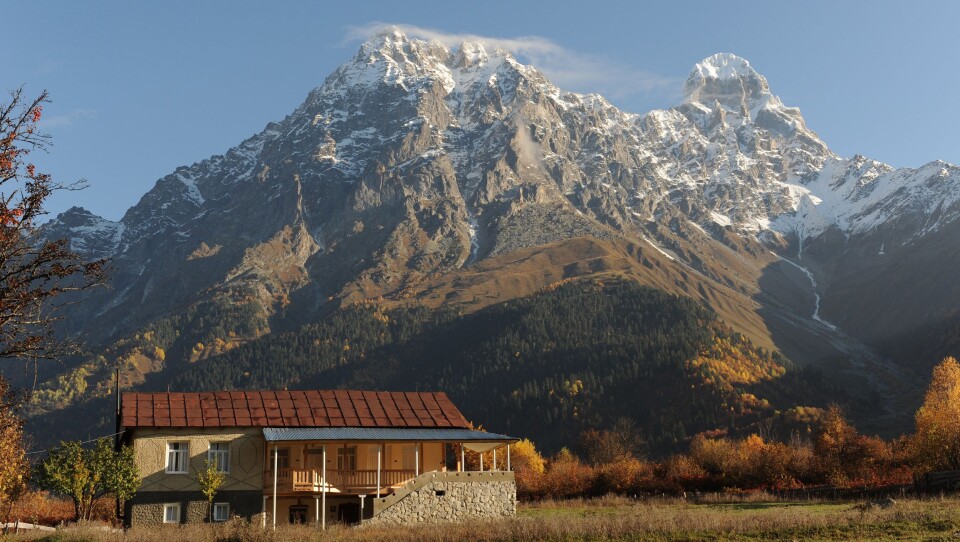 MAJESTETISK: Grand Hotel Ushba og Mt. Ushba (4710 m) i bakgrunnen.