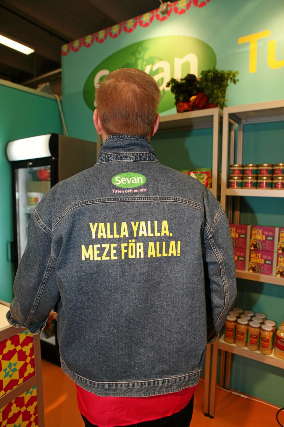 SKYNDA PÅ, BOSSE: Sevan stilte på SMAK med smaksprøve-utdelere fra Sverige - alle iført jakke med denne påskriften på ryggen.
