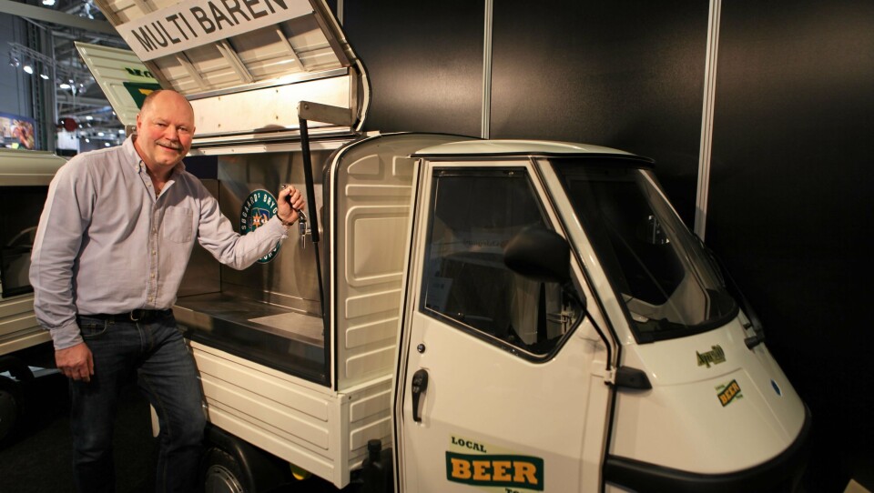 VROOM, VROOM, EN ØL, TAKK: Tore Knudsen i MC Tema viser frem øl-mopeden fra Italia. VROOM, VROOM, EN ØL, TAKK: Tore Knudsen i MC Tema viser frem øl-mopeden fra Italia.