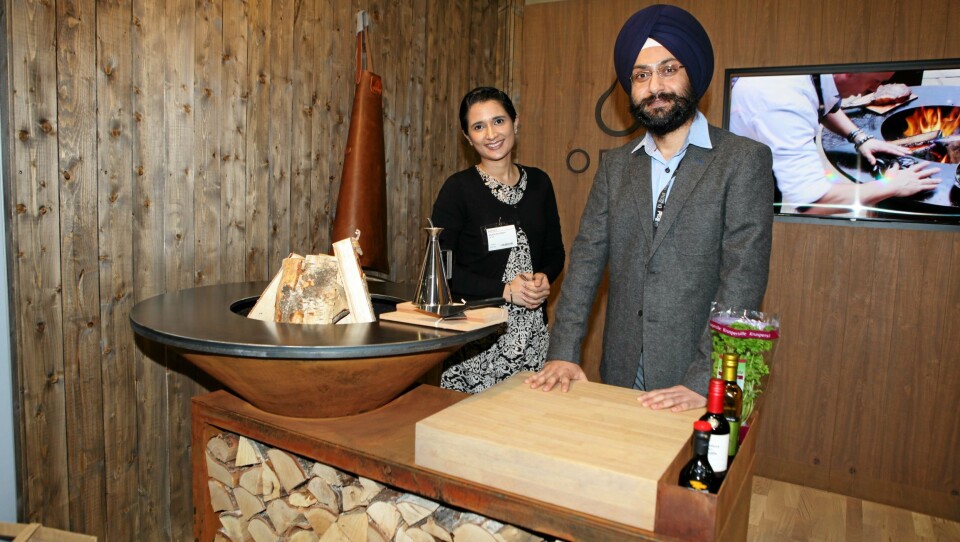 NY I NORGE: Pølser, flintsteik eller piggvar - alt kan tilberedes på Ofyr-grillen. Importør til Norge er Creative Concepts, her ved Amarjot Kaur og Amarinder Paul Singh.