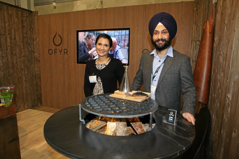 RUND OG GOD: Amarjot og Amarinder ved den enkelste modellen. Pris: 16.700 kroner, pluss moms. RUND OG GOD: Amarjot og Amarinder ved den enkelste modellen. Pris: 16.700 kroner, pluss moms.