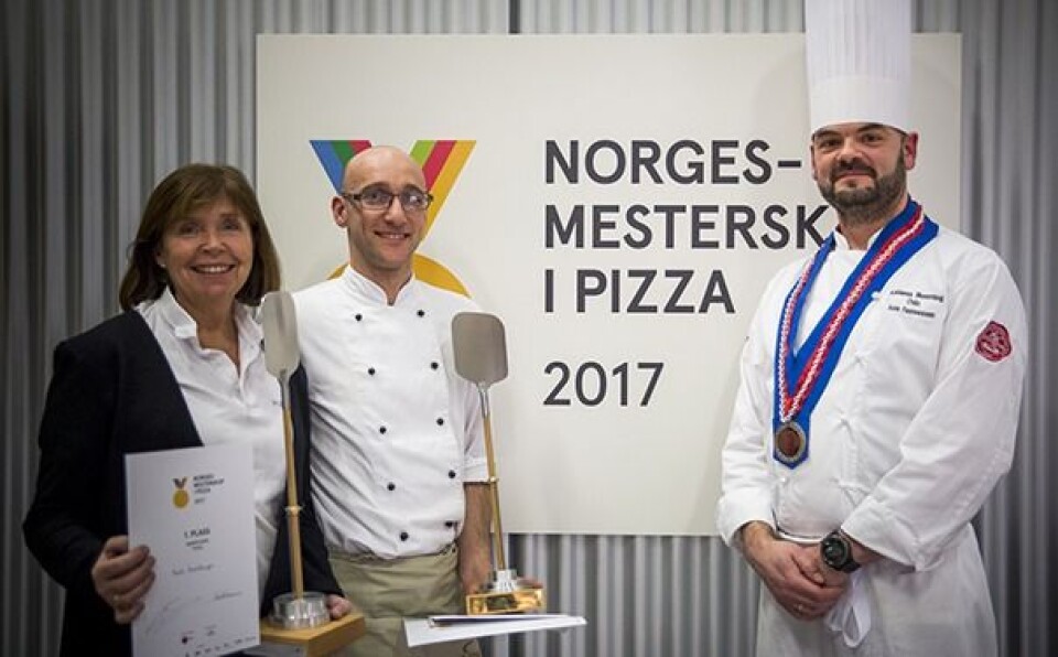 VINNERE: De to Norgesmestrene Bodil Hasselknippe og Elio Corsi sammen med oldermann i Oslo-lauget, Asle Faannessen. Foto: Ihne Pedersen.