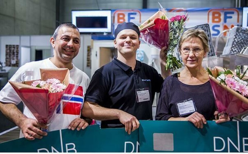 STOLT: Vinner av NM i Maskinoppvask, Ketil André Andreassen flankert av bronsevinner Astrid Rønningen og sølvmedaljevinner Imad Aziz Assad Al Khalil. Foto: Ihne Pedersen.