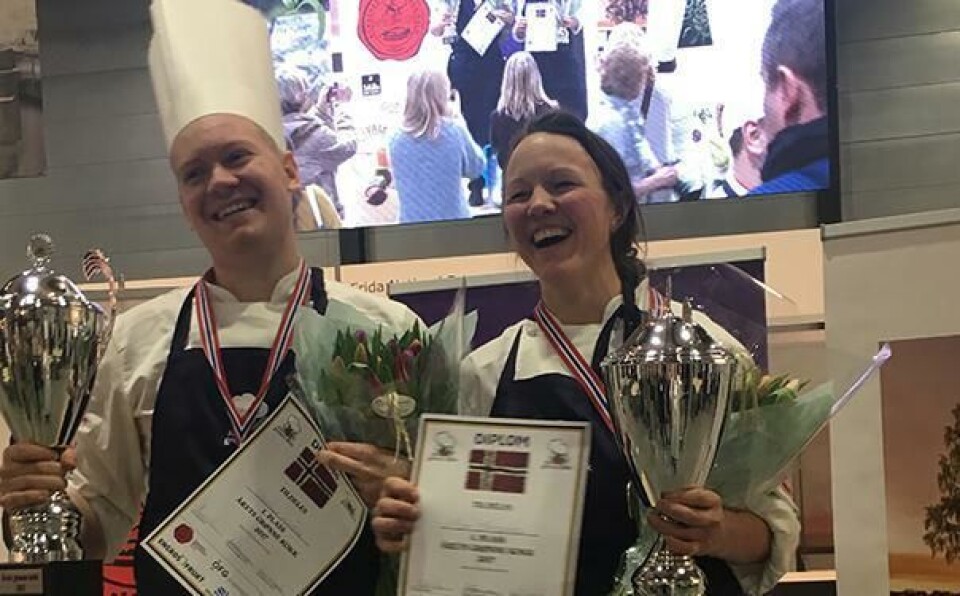 GLADE: Vinnerne av kokkekonkurransen Årets grønne Kokk 2017: Nina Kristoffersen og Joachim Lindgren, Statholdergaarden. Foto: Opplysningskontoret for frukt og grønt - frukt.no.