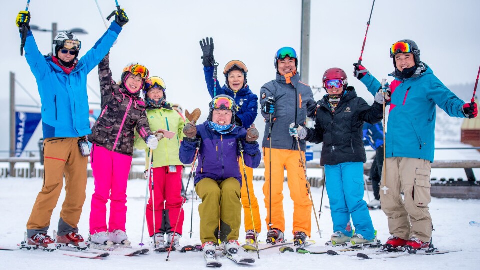 TESTPILOTER: En gruppe med taiwanske skigjester er testpiloter i Trysil denne uken. Foto: Hans Martin Nysæter/Destinasjon Trysil.