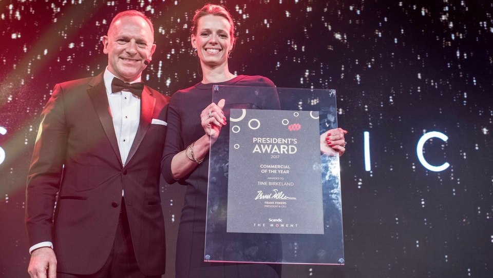 VINNER: Tine Birkeland fikk prisen, Commercial of the year, av konserndirektør Frank Fiskers.