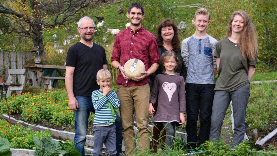 VINNERE: Familien Åland står bak den vellykkede bedriften Aalan Gård. Fra venstre: Knut Åland, Ludvik Rasmussen Åland, Gøran Rasmussen Åland, Hjertine Rasmussen Åland, Tove Åland, Adrian Dybdahl og Tora Åland