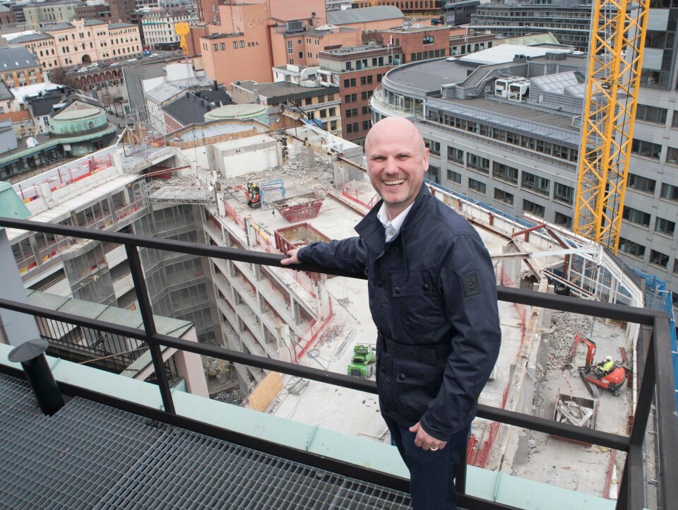 SJEFEN: Det gjenstår mye jobb før hotellet åpner, men hotelldirektør André Schreiner gliser allerede stolt.