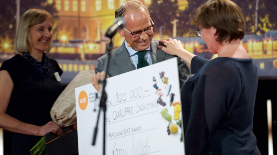 VINNER: Qualifare Consulting vant Local EAT Award 2016. Her med Torgeir Silseth, adm dir i Nordic Choice Hotels. Bak: Cathrine Dehli, Director of Sustainability i Nordic Choice Hotels. Foto: Johan Lygrell.