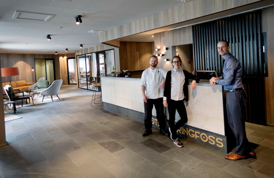 ETTERLENGTET: Hotelldirektør Tor André Villmones, resepsjonist Katarina Chlupikoba og kokk Christer Søviknes er stolte over det nye resepsjons- og restaurantområdene ved Quality Hotel Vøringfoss.
