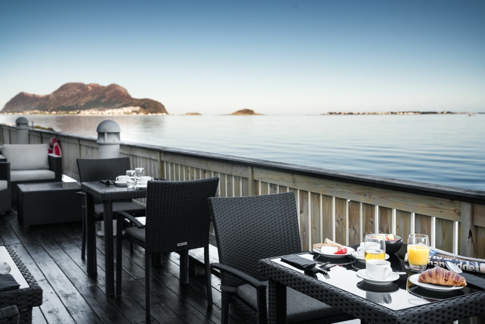 FROKOST HER? Radisson Blu Hotel Ålesund ligger helt i vannkanten og tilbyr gjestene en deilig utsikt fra frokostbordet.
