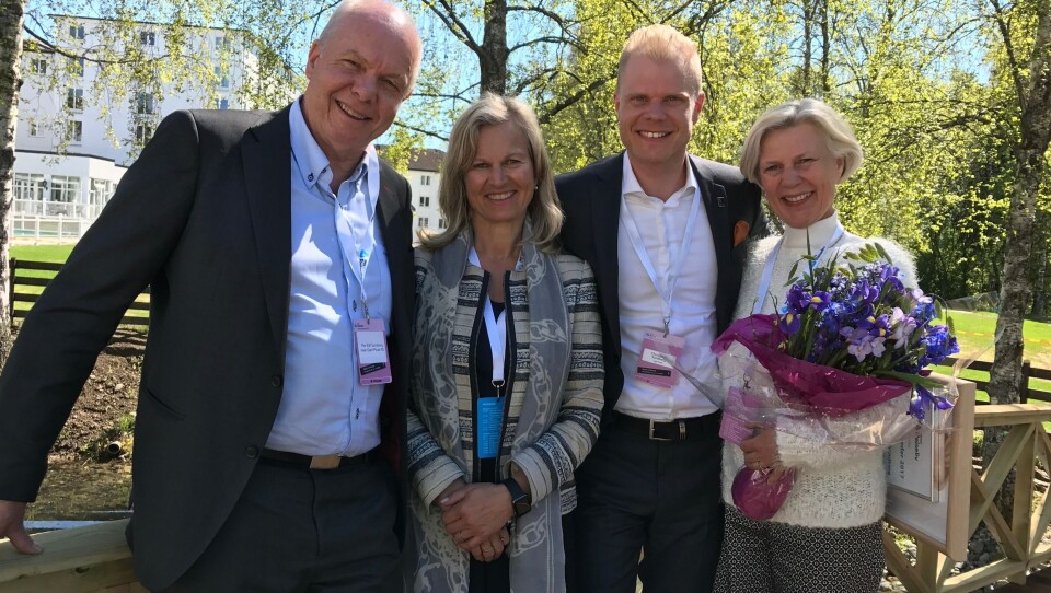 VINNER: Christian Fredrik Sandberg sammen med foreldrene Vigdis og Per Eilif Sandberg og NHO Reiseliv-direktør Kristin Krohn Devold.