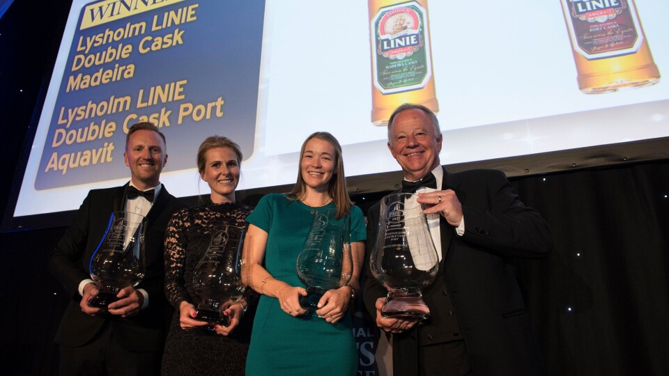 VINNERNE: Anne Gude, Account Manager DFTR International Sales og Kristina Gjestland, Product Developer R&D Spirits, mottar priser av Justin Smith, Publisher, Drinks International og Ian Harris, CEO, Wine & Spirit Education Trust.