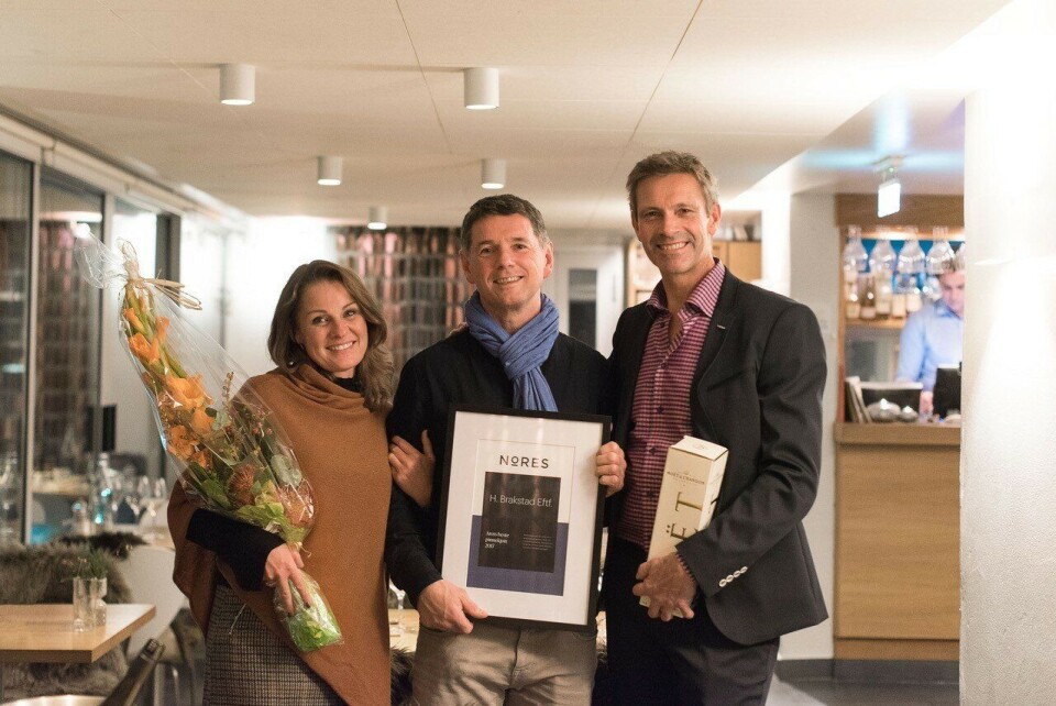 BEST: Raymond Mikkelsen fra De Bergenske (i midten) tok imot prisen på vegne av H. Brakstad. Her sammen med medlemsrådgiver i Nores, Cecilie F. Framholt, og innkjøpssjef i Nores, Petter Ravik.