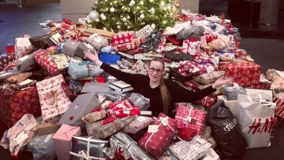 REKORD: En enorm giverglede har sørget for innsamlingsrekord i 'Ensomt juletre søker gaver'-kampanjen. Her fra Clarion Hotel The Edge i Tromsø med Kate Eines, leder for 'Hjelp oss å hjelpe - Tromsø'.