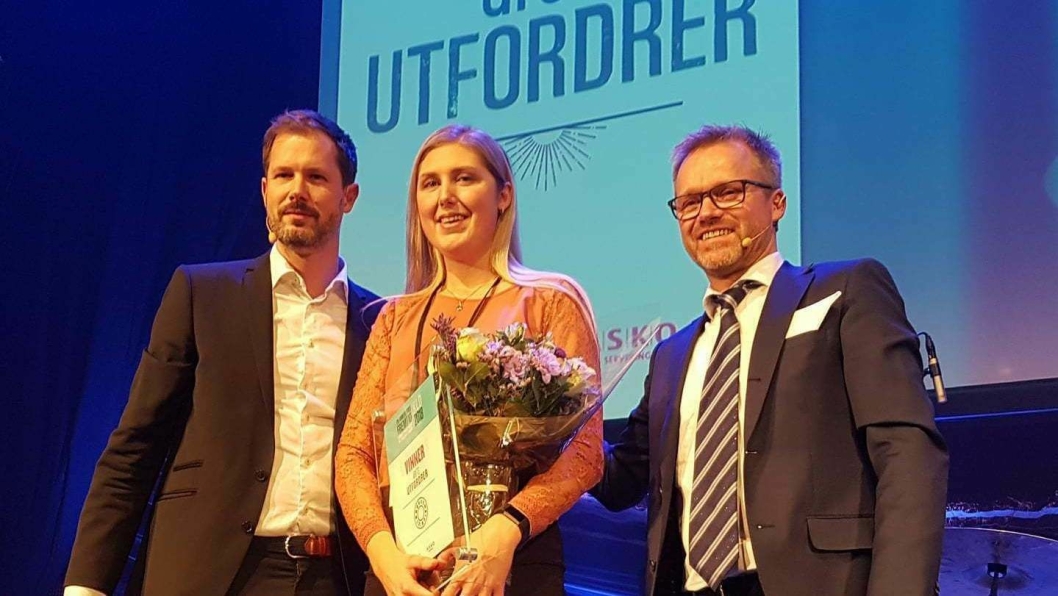 FIKK PRIS: Jonas Werner Andersen og Harald Alveid i ASKO Storhusholdning delte ut prisen «Årets Utfordrer» til Rørosmeierets produktsjef Linn F. Nygård.