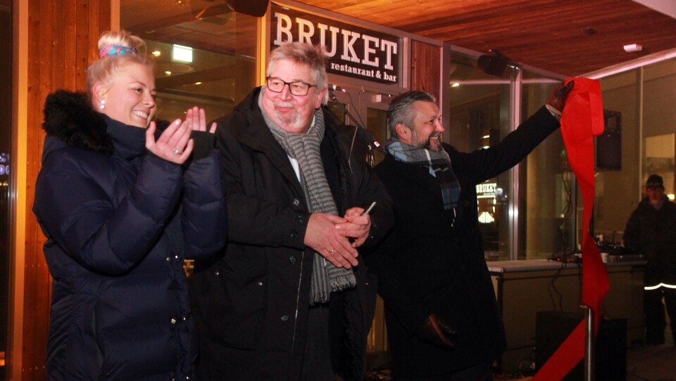 KLIPPET OG KLART: Snorklipp av Skedsmo-ordfører Ole Jacob Flaten, flankert av hotelldirektør Jannicke Holmgreen Lorentzen og Svein Arild Steen-Mevold. Foto: Marianne Wennesland, Scandic Hotels.