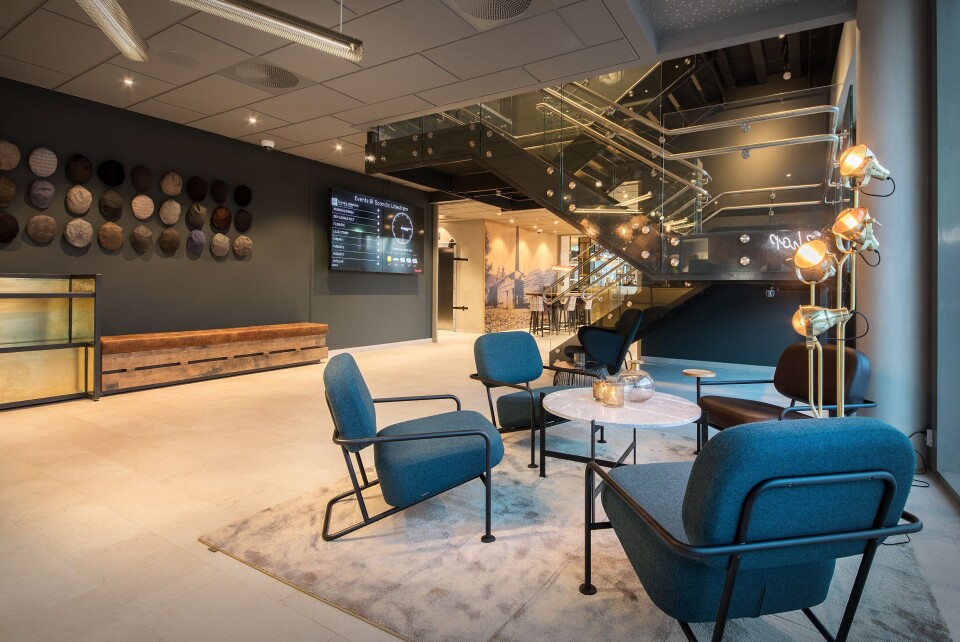LOBBY: Hotelldirektør Jannicke Holmgreen Lorentzen og teamet på Scandic Lillestrøm har lagt ned en stor innsats for å forene det moderne og det historiske. Foto: Tord- Erik Andresen.