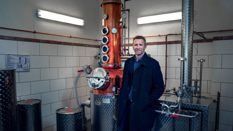 KIMERUD: Ståle Johnsen har investert i et stort destillasjonsapparat i kobber. KIMERUD: Ståle Johnsen har investert i et stort destillasjonsapparat i kobber.