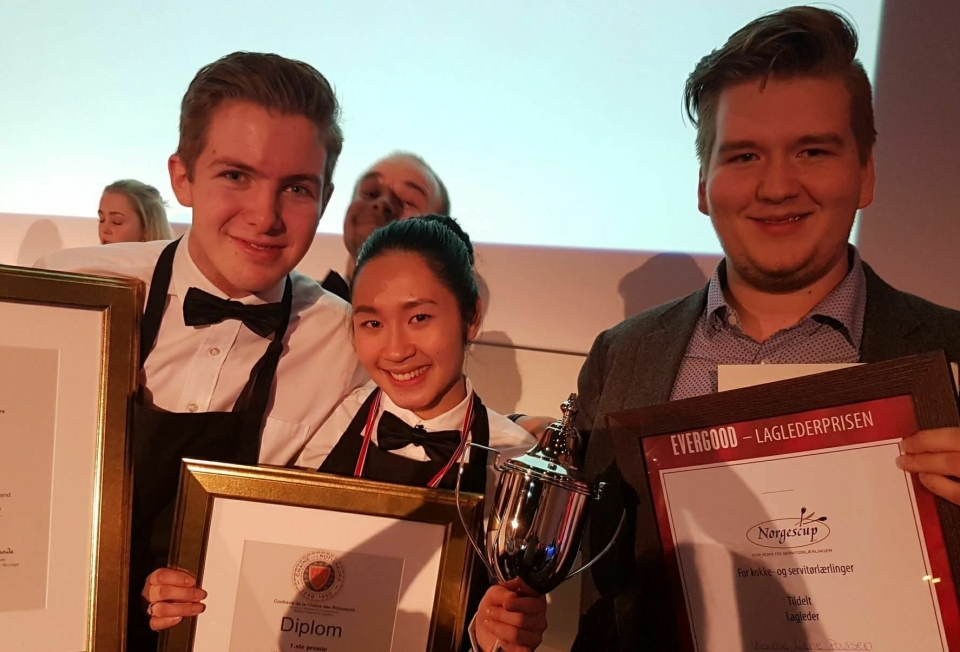 BESTE SERVITØRER: Lærlingekompaniet Oslo med Jenny Nguyen og Ole August Rosengren + lagleder Kim Høiem Rønning vant gull i servitørkonkurransen.