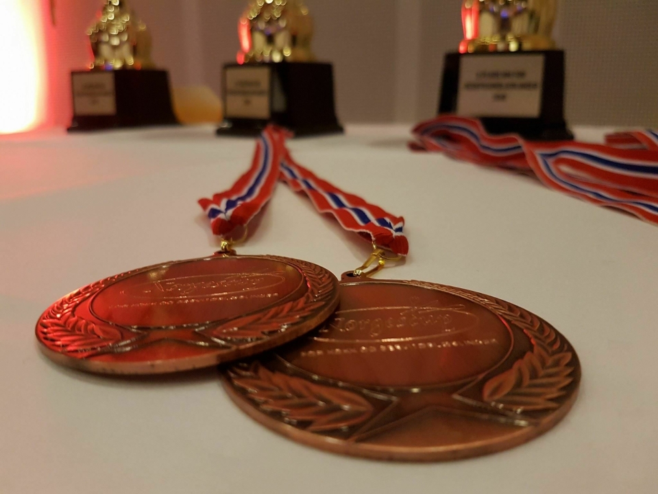 EDELT METALL: Disse medaljene var det rift om i helgen konkurranser.