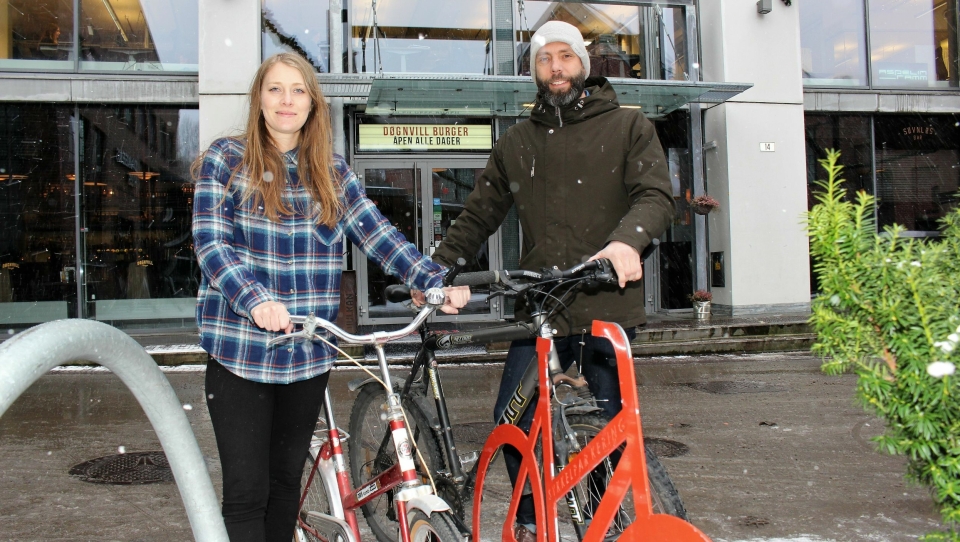 TOK GREP: Tarje Haakstad, med en far som er sykkelreparatør, har sammen med daglig leder og sykkelansvarlig Mari Klundby gått i bresjen for å få Vulkan Burger & Bar sertifisert som Sykkelvennlig arbeidsplass. Alle foto: Roar Løkken.
