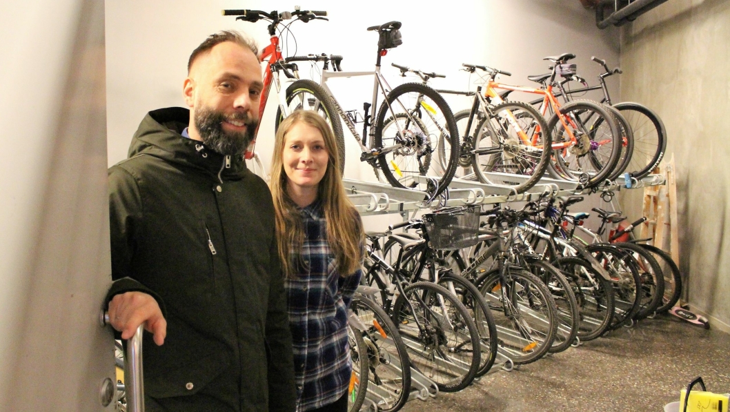 FORNØYDE: Tarje Haakstad og Mari Klundby har sørget for at Vulkan Burger & Bars ansatte kan parkere syklene trygt innendørs.