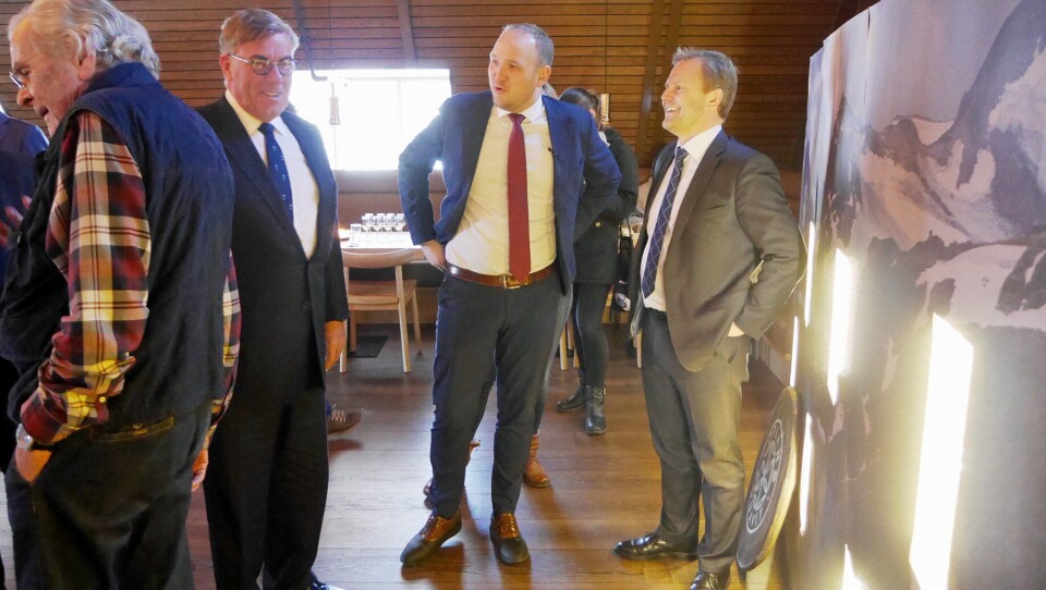 GJESTER: Blant gjestene på lanseringen var Arcus-eier Stein-Erik Hagen og landbruks- og matminister Jon Georg Dale. Her i munter passiar med Arcus-sjef Kenneth Hamnes.