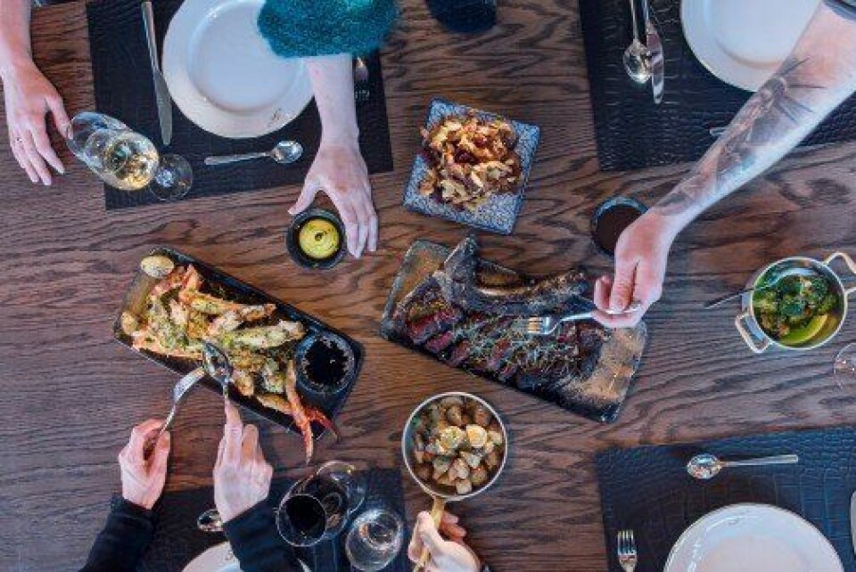 UTEN MAT OG DRIKKE...:  Med naturlige råvarer og et rikholdig vinkart, løfter nyoppussede Funktionærmessen Restaurant standarden på spisestedene på Svalbard til et nytt nivå. Foto: Hurtigruten Svalbard/Agurxtane Concellon