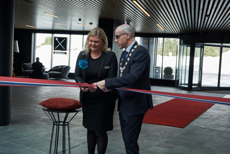 KLART: Hotelldirektør Anne-Margrethe Tveit og Tom Staahle, ordfører i Ullensaker kommune klipper snoren.