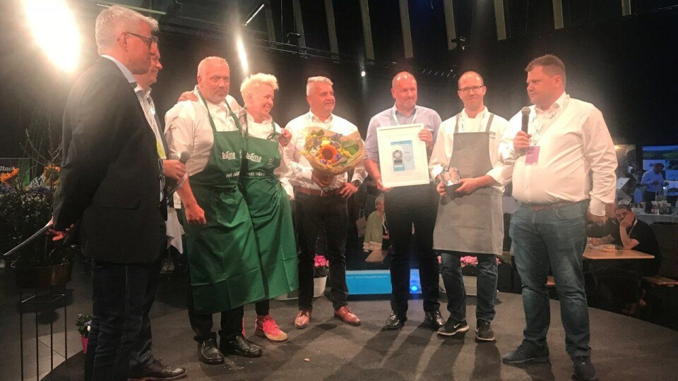 BEST PÅ MAT: Årets matleverandør 2017 er Bama. F.v.: Morten Karlsen (direktør for verving og innkjøp i NHO Reiseliv), Øyvind Frich (leder av innkjøpsutvalget i NHO Reiseliv Innkjøpskjeden), André Misund (fagsjef sjømat i Bama Storkjøkken), Thone-Gunn Berntsen (salgskonsulent i Bama Storkjøkken), Jon Eskedal (salgs- og markedsdirektør i Bama Storkjøkken), Bent Andersen (administrerende direktør i Bama Storkjøkken), Amund Holm (regional salgssjef) og Jan Anders Brun (Key Account Manager). BEST PÅ MAT: Årets matleverandør 2017 er Bama. F.v.: Morten Karlsen (direktør for verving og innkjøp i NHO Reiseliv), Øyvind Frich (leder av innkjøpsutvalget i NHO Reiseliv Innkjøpskjeden), André Misund (fagsjef sjømat i Bama Storkjøkken), Thone-Gunn Berntsen (salgskonsulent i Bama Storkjøkken), Jon Eskedal (salgs- og markedsdirektør i Bama Storkjøkken), Bent Andersen (administrerende direktør i Bama Storkjøkken), Amund Holm (regional salgssjef) og Jan Anders Brun (Key Account Manager).