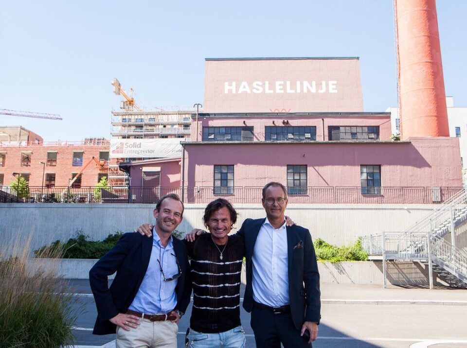 GLAD TRIO: Petter Stordalen sammen med Andreas Jul Røsjø, konserndirektør Eiendom i AF og Eirik Thrygg, administrerende direktør i Höegh Eieindom foran HasleLinje .Foto: Yvonne Sollihagen.