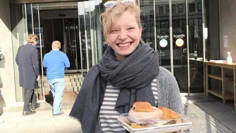 Matredderen Silje Marie Bunæs har hentet seg en porsjon med overskuddsmat fra frokostbufféten til Scandic St. Olavs plass.