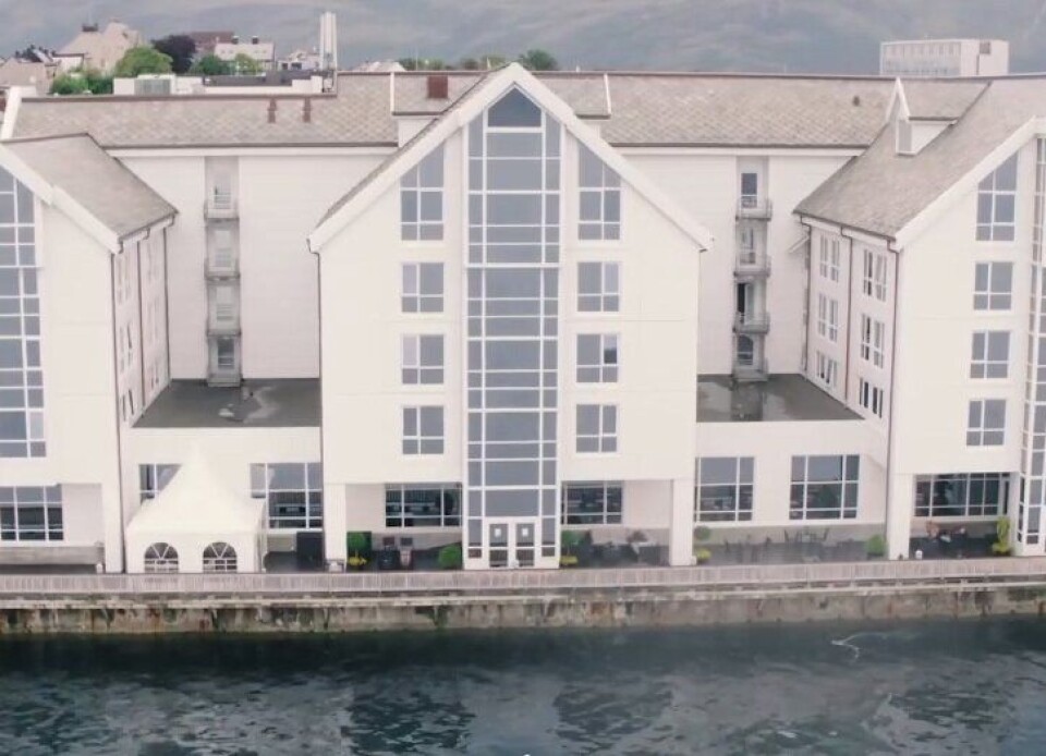 TETT PÅ: Hotellet ligger helt på bryggekanten i Ålesund. TETT PÅ: Hotellet ligger helt på bryggekanten i Ålesund.