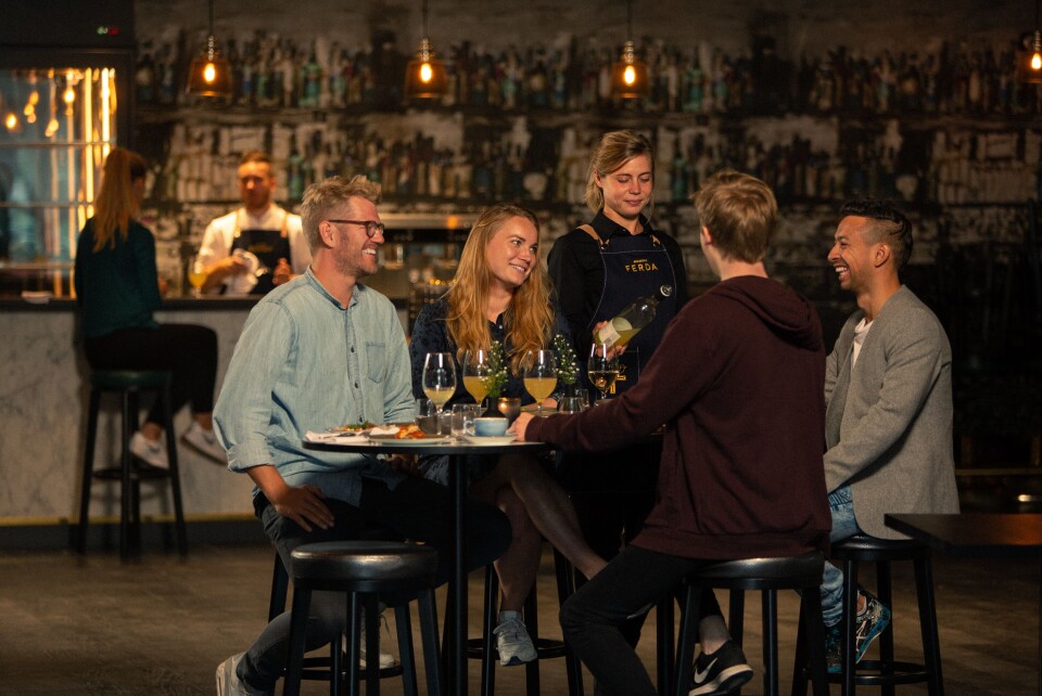 NEVAMAT: – På menyen har vi blant annet nevamat - retter som gjerne deles over bordet. Vi lager rause porsjoner av ærlig, rustikk og håndlaget mat, sier F&B Manager Arne Marius Berg. NEVAMAT: – På menyen har vi blant annet nevamat - retter som gjerne deles over bordet. Vi lager rause porsjoner av ærlig, rustikk og håndlaget mat, sier F&B Manager Arne Marius Berg.
