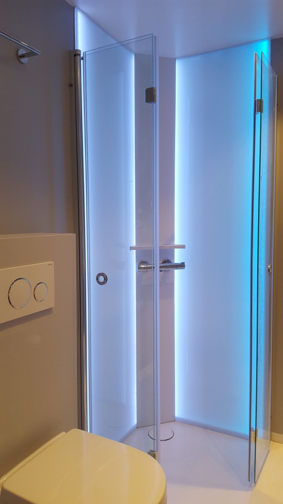 DELIKAT: I tillegg til baderomsgulvene leveres Amfi-badene også med servanter og dusjhjørner i materialet Solid Surface, med herdet glass og integrert LED-belysning.