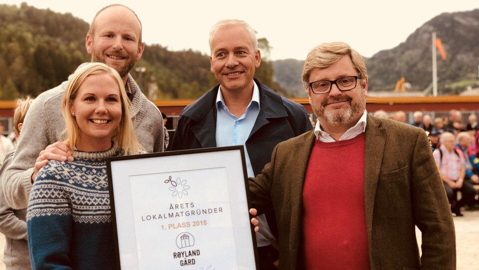 VINNERE: Pernille Vea og Gunnar Sagstuen fra Røyland Gård, kategoridirektør i MENY, Einar Gundersen og Bernt Bucher Johannessen fra HANEN. VINNERE: Pernille Vea og Gunnar Sagstuen fra Røyland Gård, kategoridirektør i MENY, Einar Gundersen og Bernt Bucher Johannessen fra HANEN.