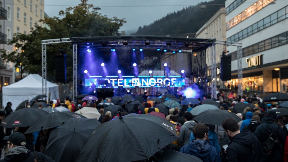 VÅT FEST: Bergenserne lot ikke litt duskregn stoppe dem i å delta på festen utenfor Hotel Norge.