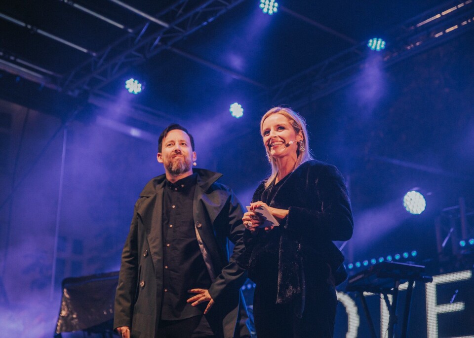 STOLT: Lise Solheim Haukedal og konferansier Tarjei Strøm.