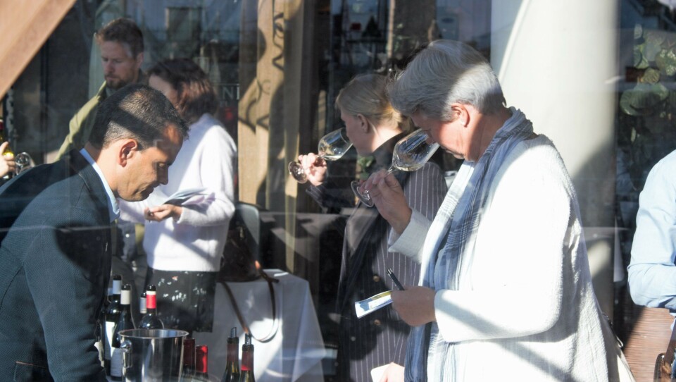 Det var mange nysgjerrige neser og ganer som møtte opp for å 'besiktige' israelsk vin.