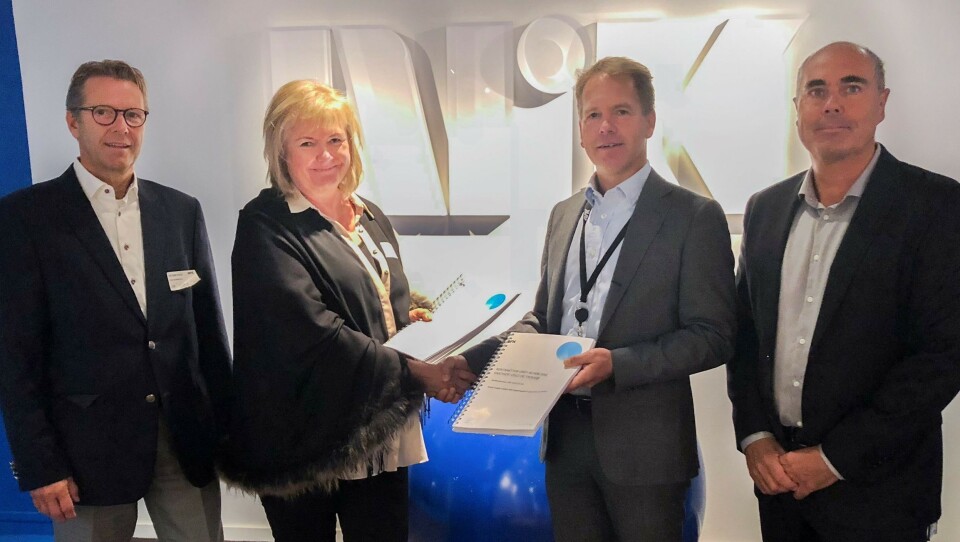 ENIGE: Fra venstre: Erik Mowinckel og Nina Bruun Taule fra Compass Group, og Ole Kjærsgaard og Andreas Norvik fra NRK.