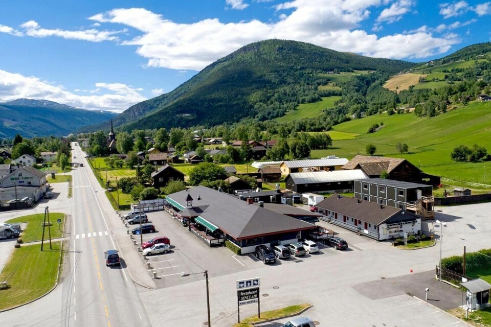 NY TRASÉ: Da E6-en gikk rett utenfor 'stuedøra' var det lange køer for å få servering hos Sinclair, men med omleggingen av trafikken har mange av gjestene forsvunnet.