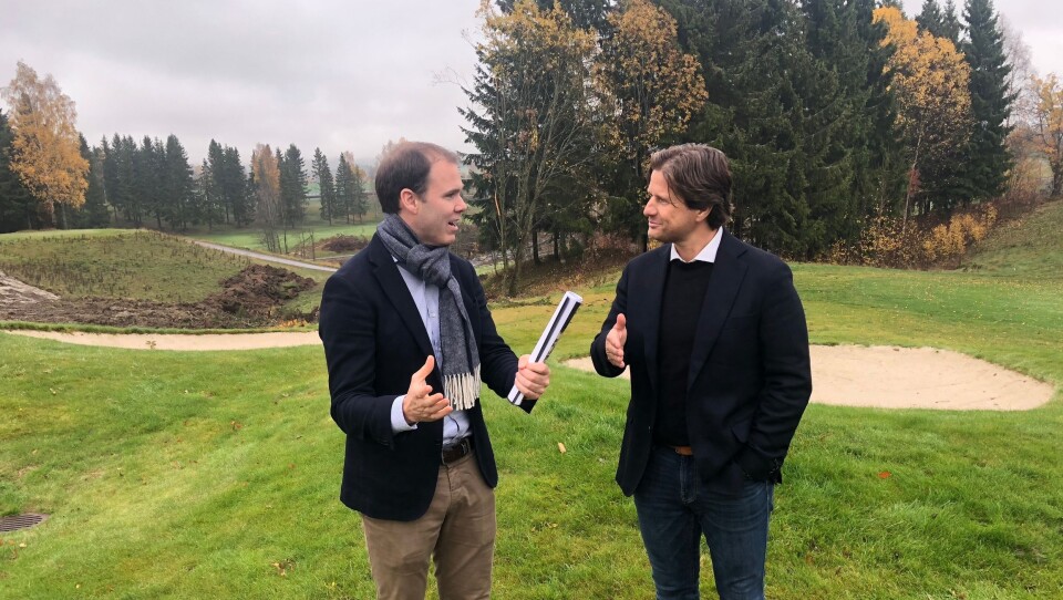 Styreleder Torstein Storækre (t.v.) og administrerende direktør Sondre Prestegard i Haut Nordic AS på befaring i området der Miklagard hotell skal ligge. – Vi garanterer en unik hotellopplevelse for alle gjester. Foto: Haut Nordic