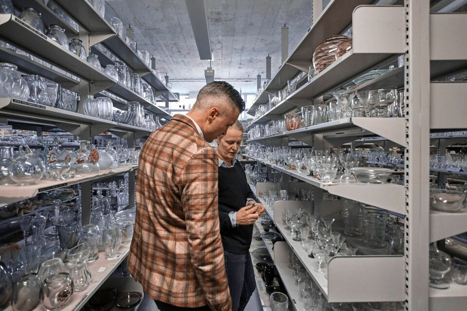 Direktør Wilhelm Hartwig på Amerikalinjen har dykket ned i arkivene til Hadeland Glassverk for å finne gamle skatter sammen med Maud Gjeruldsen Bugge, designsjef ved Hadeland Glassverk.