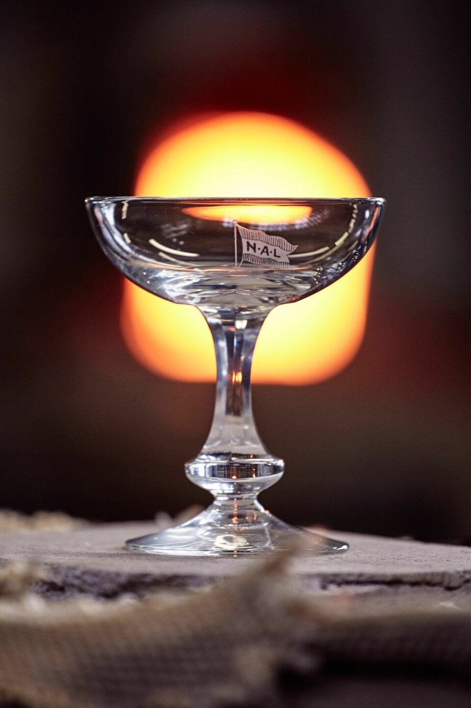 Champagneglassene er håndslipte, og det er opptil åtte forskjellige personer som utfører oppgaver på hvert enkelt glass som skal innvies på Amerikalinjen mars 2019.
