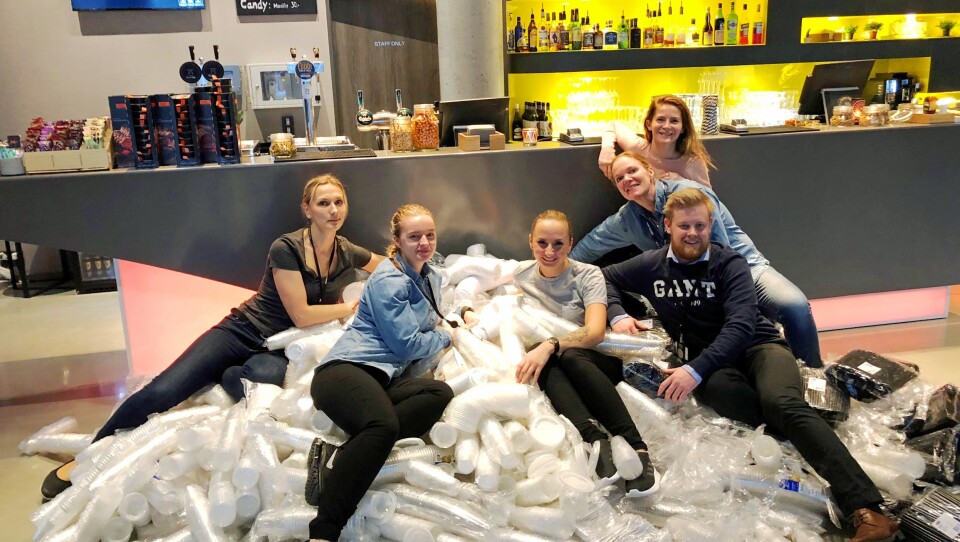 VIL BLI PLASTFRIE: Iveta Lagzdkalne (Housekeeping Manager), Stine Haugland (Barceptionist), Paulina Olszewska (Renholder), Maria L. Karlsen (Operations Manager), Regina Swart (Servitør), Erlend Fardal Lunde (General Manager).