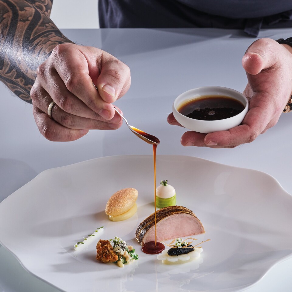 Kalvecarré fra fransk kalv blir hovedråvaren til fatretten. Denne skal serveres hel, eller i to deler, og med en eller flere av følgende deler av kalven: brissel, nyrer, lever eller skank. Kalvecarré fra fransk kalv blir hovedråvaren til fatretten. Denne skal serveres hel, eller i to deler, og med en eller flere av følgende deler av kalven: brissel, nyrer, lever eller skank.