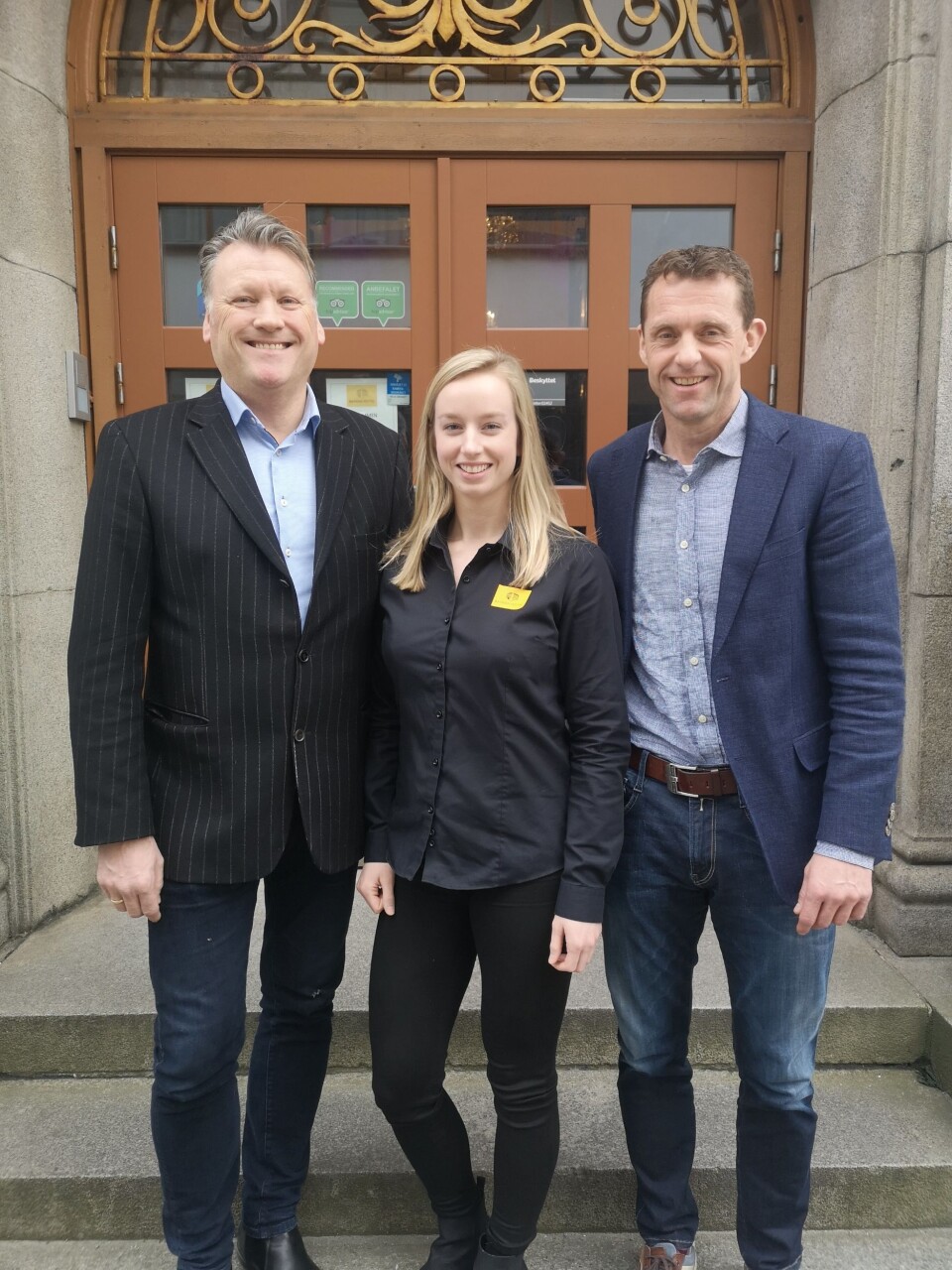 GLAD TRIO: Medeier Leif Harald Endresen, hotellsjef Camilla Husby og kjedeansvarlig i Smarthotel Ørjan Kjærstad er fornøyd med avtalen.